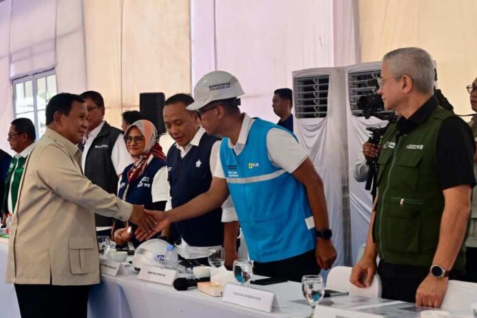 Presiden Republik Indonesia, Prabowo Subianto (kiri) menyapa dan bersalaman dengan Direktur Utama PLN, Darmawan Prasodjo (kedua dari kanan) setelah memimpin rapat terbatas terkait percepatan pemulihan pascabencana di kawasan Rumah Hunian Danantara (Huntara), Kamis (1/1/2026). Sumber Foto : Biro Pers Sekretariat Presiden