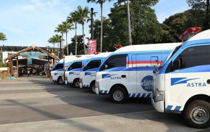 Ambulans yang diserahkan oleh PT Astra International Tbk untuk mendukung layanan kesehatan masyarakat di Indonesia, menjadi bagian dalam kegiatan Natal Nasional 2025 yang diadakan di Tennis Indoor Senayan pada Senin (5/1/2025). Sumber Foto : Istimewa