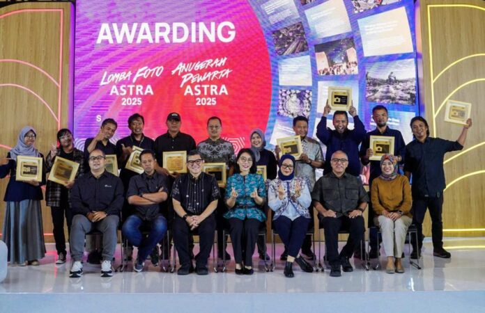 Dewan Juri Lomba Foto Astra & Anugerah Pewarta Astra 2025, Head of Corporate Communications Astra, Windy Riswantyo (tengah) beserta Juara 1, 2 dan 3 Lomba Foto Astra dan Anugerah Pewarta Astra 2025 Kategori Umum & Wartawan. Sumber Foto : Istimewa