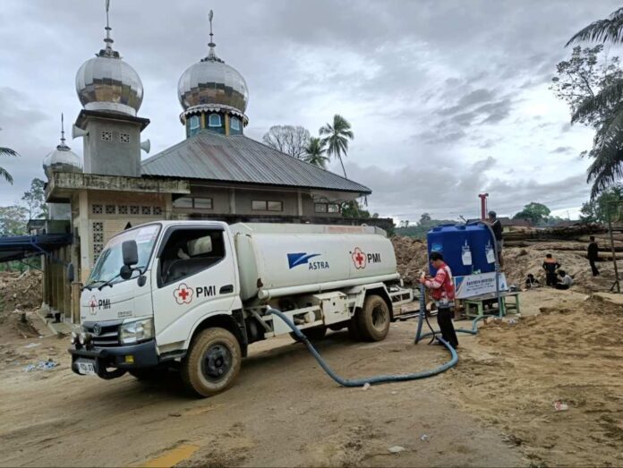 BaliPortalNews_ Astra Salah satu lembaga kemanusiaan mendukung pendistribusian air bersih di lokasi terdampak bencana, dengan memanfaatkan sejumlah truk tangki air yang sebelumnya telah didonasikan Astra.