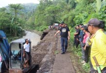 Bupati Sutjidra Tinjau Langsung Jalan Putus Akibat Banjir di Busungbiu, Instruksikan Perbaikan Segera Bupati Sutjidra Tinjau Langsung Jalan Putus Akibat Banjir di Busungbiu, Instruksikan Perbaikan Segera