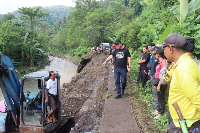 Bupati Sutjidra Tinjau Langsung Jalan Putus Akibat Banjir di Busungbiu, Instruksikan Perbaikan Segera