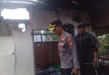 Lupa Padamkan Lilin, Rumah Warga di Pancasari Terbakar Kapolsek Sukasada, Kompol Wayan Sukarita, S.Sos., saat mendatangi langsung lokasi kebakaran rumah di Banjar Dinas Lalang Linggah, Desa Pancasari, Kecamatan Sukasada, Buleleng. Sumber Foto : Istimewa