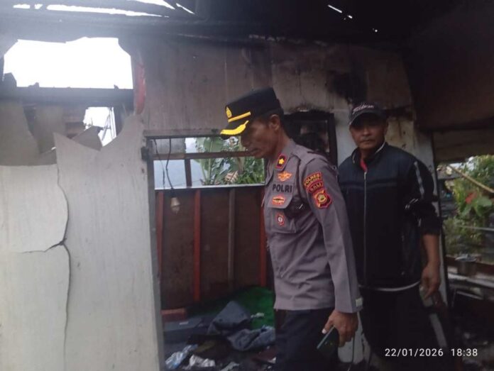 Kapolsek Sukasada, Kompol Wayan Sukarita, S.Sos., saat mendatangi langsung lokasi kebakaran rumah di Banjar Dinas Lalang Linggah, Desa Pancasari, Kecamatan Sukasada, Buleleng. Sumber Foto : Istimewa