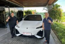 Mobil Listrik Changan Resmi Hadir di Bali di Bawah Bendera Top Motor Chief Operating Officer Changan Indonesia, Ariadi dan Owner Changan Bali, Budhi Giri Rakshita yang akrab disapa Charles sedang berposa bersama Changan Deepal S07, Sabtu (31/1/2026). Sumber Foto : tis/bpn