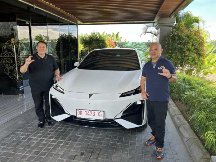 Chief Operating Officer Changan Indonesia, Ariadi dan Owner Changan Bali, Budhi Giri Rakshita yang akrab disapa Charles sedang berposa bersama Changan Deepal S07, Sabtu (31/1/2026). Sumber Foto : tis/bpn