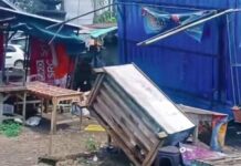 Rendang Dilanda Angin Puting Beliung, Atap Lapak Pasar Berhamburan Rendang Dilanda Angin Puting Beliung, Atap Lapak Pasar Berhamburan