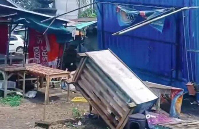 Rendang Dilanda Angin Puting Beliung, Atap Lapak Pasar Berhamburan