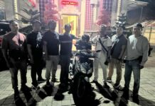 Pemuda di Buleleng Nekat Bobol Ruko, Untuk Beli iPhone Pelaku IPM saat diamankan oleh tim gabungan di Polsek Sawan untuk diproses lebih lanjut, Jumat (23/1/2026) malam. Sumber Foto : Istimewa