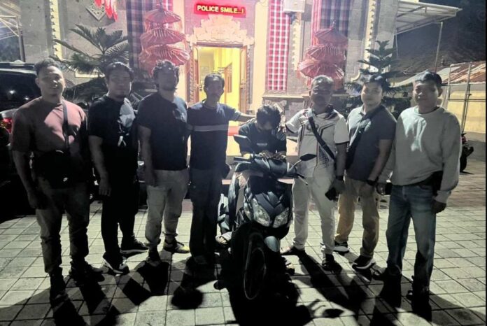 Pelaku IPM saat diamankan oleh tim gabungan di Polsek Sawan untuk diproses lebih lanjut, Jumat (23/1/2026) malam. Sumber Foto : Istimewa