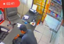 Aksi Pria Paruh Baya Curi Laptop di Minimarket Karangasem Terekam CCTV Aksi Pria Paruh Baya Curi Laptop di Minimarket Karangasem Terekam CCTV