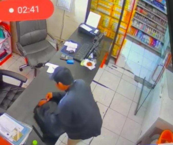 Aksi Pria Paruh Baya Curi Laptop di Minimarket Karangasem Terekam CCTV