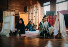 Djony Bunarto Tjondro: Pendampingan Desa Sejahtera Astra Perkuat Produksi dan Kemandirian Batik Masyarakat Singkawang Aktivitas produksi batik masyarakat Desa Sejahtera Astra Singkawang yang hingga saat ini, telah melibatkan lebih dari 240 pelaku batik yang tergabung dalam 18 kelompok produksi aktif.
