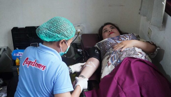 Salah satu karyawati PLN UID Bali yang ikut partisipasi dalam aksi Donor Darah yang berlangsung di gedung kantor PT PLN (Persero) UID Bali.