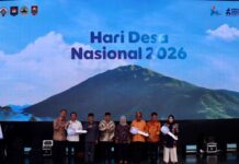 Astra Dukung Peringatan Hari Desa Nasional 2026 untuk Memperkuat Pembangunan Desa Menteri Desa dan Pembangunan Daerah Tertinggal, Yandri Susanto (ketiga kiri); Wakil Menteri Desa dan Pembangunan Daerah Tertinggal, Ahmad Riza Patria (keempat kiri); Bupati Boyolali, Agus Irawan (kiri); Bupati Wakatobi, Haliana (kedua kanan); Bupati Serang, Ratu Rachmatuzakiyah (kanan); dan Head of Environment & Social Responsibility Astra, Diah Suran Febrianti (keempat kanan) saat penyerahan unit kendaraan niaga yaitu Daihatsu Grand Max Pick Up kepada tiga desa penerima penghargaan dalam kategori Badan Usaha Milik Desa di acara puncak Peringatan Hari Desa Nasional 2026 di Kabupaten Boyolali, Jawa Tengah pada Kamis (15/1/2026). Sumber Foto : Istimewa