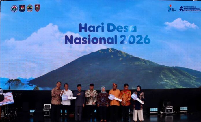 Menteri Desa dan Pembangunan Daerah Tertinggal, Yandri Susanto (ketiga kiri); Wakil Menteri Desa dan Pembangunan Daerah Tertinggal, Ahmad Riza Patria (keempat kiri); Bupati Boyolali, Agus Irawan (kiri); Bupati Wakatobi, Haliana (kedua kanan); Bupati Serang, Ratu Rachmatuzakiyah (kanan); dan Head of Environment & Social Responsibility Astra, Diah Suran Febrianti (keempat kanan) saat penyerahan unit kendaraan niaga yaitu Daihatsu Grand Max Pick Up kepada tiga desa penerima penghargaan dalam kategori Badan Usaha Milik Desa di acara puncak Peringatan Hari Desa Nasional 2026 di Kabupaten Boyolali, Jawa Tengah pada Kamis (15/1/2026). Sumber Foto : Istimewa