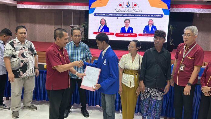 BaliPortalNews_ IMG_6593 ITB STIKOM Bali Lepas Tiga Mahasiswa Program Kuliah-Magang ke Jepang