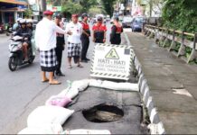 Pemkab Tabanan Tangani Jalan Provinsi yang Jebol Pemkab Tabanan Tangani Jalan Provinsi yang Jebol