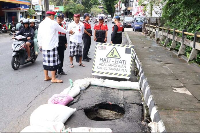 BaliPortalNews_ Jalan Provinsi Jebol - ist Pemkab Tabanan Tangani Jalan Provinsi yang Jebol