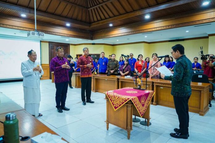 Bupati Wayan Adi Arnawa mengambil sumpah jabatan dan melantik Direksi Perumda Pasar dan Pangan Mangu Giri Sedana Kabupaten Badung periode 2026-2031, di Ruang Kriya Gosana, Puspem Badung, Selasa (27/1/2026). Sumber Foto : Istimewa