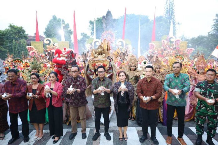 Kota Denpasar 'Melepas Matahari 2025' dengan Sajian Pementasan Budaya