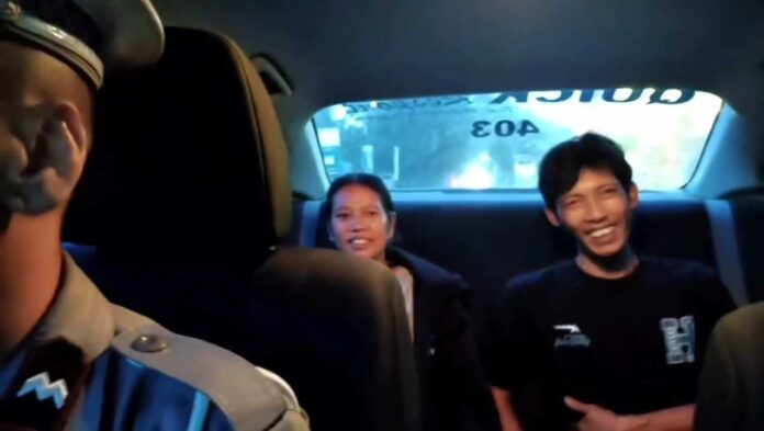 Putu Gede Budiasa dan istri saat diajak berkeliling naik mobil dinas kepolisian sektor Seririt untuk memenuhi ngidam sang istri dengan usia kehamilan 2,5 bulan. Sumber Foto : Istimewa