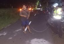 Lakalantas di Jalan Desa Pakisan, Satu Meninggal Dunia Polisi saat melaksanakan olah TKP lakalantas di Wilayah Banjar Dinas Pakisan, Desa Pakisan, Kecamatan Kubutambahan, Kabupaten Buleleng, Sabtu (10/1/2026) malam. Sumber Foto : Istimewa
