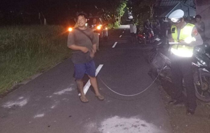 Polisi saat melaksanakan olah TKP lakalantas di Wilayah Banjar Dinas Pakisan, Desa Pakisan, Kecamatan Kubutambahan, Kabupaten Buleleng, Sabtu (10/1/2026) malam. Sumber Foto : Istimewa