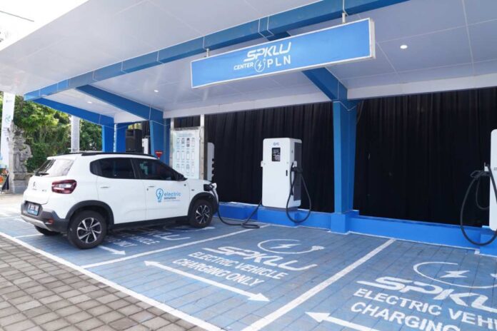 Kendaraan listrik tengah melakukan pengisian daya di SPKLU Center PLN di Bali. Pengembangan SPKLU ini merupakan upaya PLN dalam mendukung mobilitas ramah lingkungan sekaligus mempercepat transisi energi bersih yang berkelanjutan di Pulau Dewata.