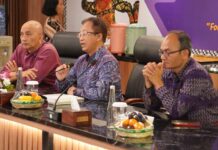 Bali Bersih untuk Pariwisata, Pemprov dan PLN Perkuat Ekosistem Kendaraan Listrik Direktur Retail dan Niaga PT PLN (Persero) Adi Priyanto (tengah), saat menyampaikan dukungan dalam penyusunan dan pelaksanaan action plan pengembangan kendaraan listrik sesuai kebijakan pemerintah Provinsi Bali. Sumber Foto : Istimewa