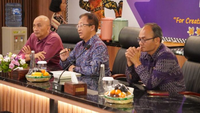 Direktur Retail dan Niaga PT PLN (Persero) Adi Priyanto (tengah), saat menyampaikan dukungan dalam penyusunan dan pelaksanaan action plan pengembangan kendaraan listrik sesuai kebijakan pemerintah Provinsi Bali. Sumber Foto : Istimewa
