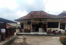 Datangi Polsek Sidemen, Warga dan Tokoh Adat Pertanyakan Penanganan Kasus Pencurian di Sejumlah Pura Warga dan Tokoh Adat Pertanyakan Penanganan Kasus Pencurian di Sejumlah Pura