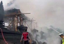Meru Tumpang Sembilan di Pura Pedarman Arya Gajah Pare Besakih Roboh Tersambar Petir Meru Tumpang Sembilan di Pura Pedarman Arya Gajah Pare Besakih Roboh Tersambar Petir