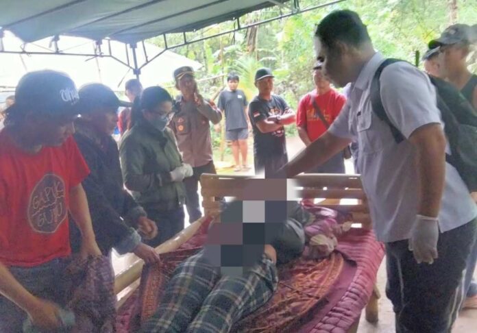 Tim medis saat memeriksa jasad Komang Redani yang ditemukan di dasar jurang, Banjar Dinas Kubu, Desa Pegayaman, Kecamatan Sukasada, Buleleng. Sumber Foto : Istimewa