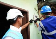 Sepanjang 2025, PLN Pastikan Layanan Listrik Andal dan Berkualitas Dukung Aktivitas Masyarakat Bali Ilustrasi petugas memasang kWh pada pelanggan