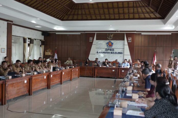 Rapat koordinasi DPRD Kabupaten Buleleng bersama sejumlah SKPD di Pemkab Buleleng, Senin (5/1/2026). Sumber Foto : Istimewa