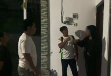 Polisi Dalami Identitas Pelaku Kasus Dugaan Penganiayaan dan Pelecehan Pelajar di Buleleng Polisi saat mendatangi lokasi kos di Jalan Pulau Komodo, Banyuning yang diduga sebagai lokasi PE dianiaya dan dilecehkan oleh terduga pelaku yang sekarang masih didalami identitasnya. Sumber Foto : Istimewa