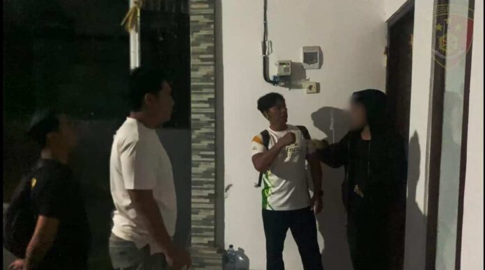 Polisi saat mendatangi lokasi kos di Jalan Pulau Komodo, Banyuning yang diduga sebagai lokasi PE dianiaya dan dilecehkan oleh terduga pelaku yang sekarang masih didalami identitasnya. Sumber Foto : Istimewa
