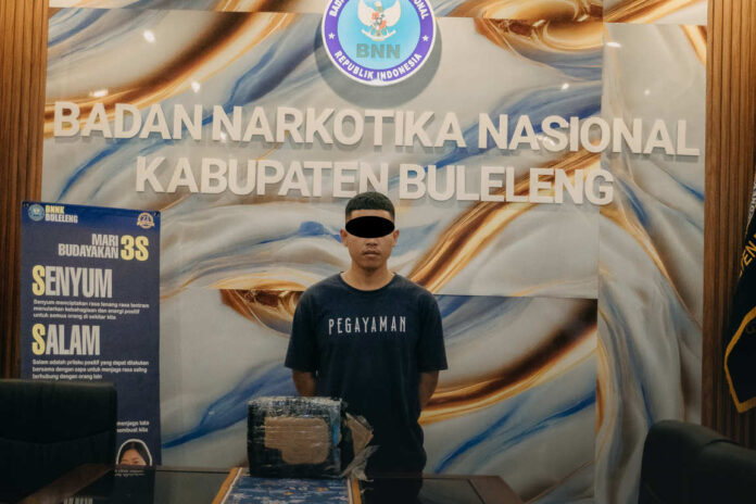 BaliPortalNews_ Tangkap BNN Tersangka SP (25) asal Pegayaman, Kecamatan Sukasada, Buleleng diamankan BNNK Buleleng di sebuah kos Wilayah Desa Sambangan, Sabtu (17/1/2026). Sumber Foto : Istimewa