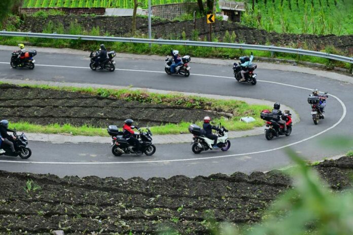 BaliPortalNews_ Touring ADV Semangat #Cari_Aman Warnai Touring Ridevolution 6.0 HAI Badung Chapter ke Mojokerto
