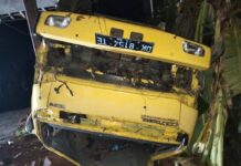 Truk Bermuatan Batako Terperosok ke Jurang di Bugbug Truk Bermuatan Batako Terperosok ke Jurang di Bugbug