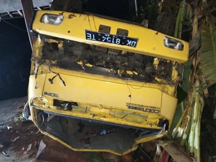 Truk Bermuatan Batako Terperosok ke Jurang di Bugbug
