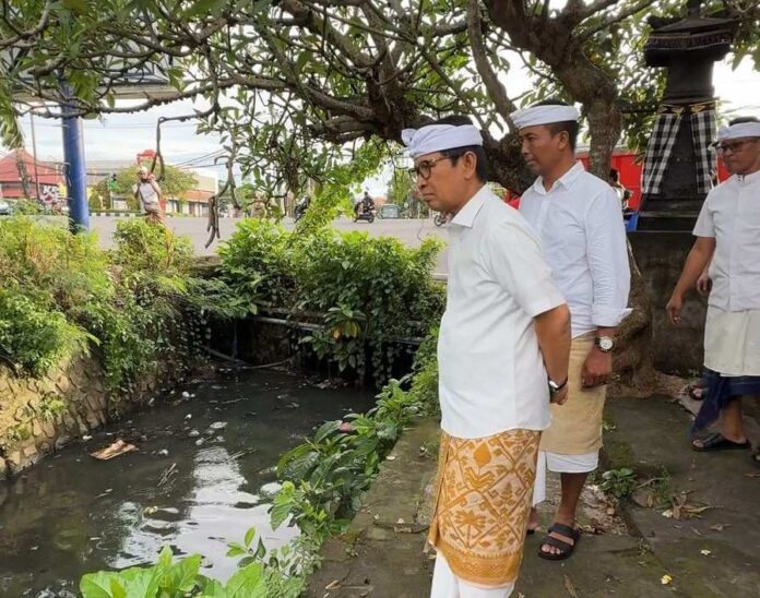Bupati Wayan Adi Arnawa turun langsung ke lapangan untuk memantau aliran Tukad Pungut di wilayah Jimbaran, Kuta Selatan, Sabtu (3/1/2026). Sumber Foto : Istimewa