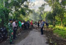 Warga Besakih Kawan Protes Truk Galian C Melintasi Permukiman Warga Besakih Kawan Protes Truk Galian C Melintasi Permukiman