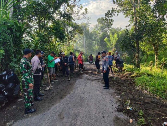 Warga Besakih Kawan Protes Truk Galian C Melintasi Permukiman