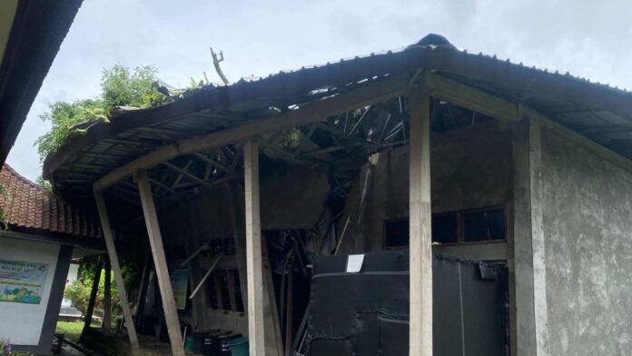 Bangunan Roboh _bpn Gedung yang ada di SMPN 3 Seririt nyaris roboh akibat tertimpa pohon tumbang pada Minggu (11/1/2026) pagi. Sumber Foto : Istimewa