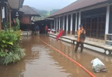 Banjir Genangi Desa Pancasari, Tercatat 47 KK Kena Dampaknya Nampak rumah warga di Desa Pancasari, Kecamatan Sukasada, Buleleng yang tergenang material banjir mulai dibersihkan, Senin (12/1/2026). Sumber Foto : Istimewa
