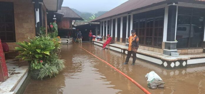 Nampak rumah warga di Desa Pancasari, Kecamatan Sukasada, Buleleng yang tergenang material banjir mulai dibersihkan, Senin (12/1/2026). Sumber Foto : Istimewa