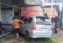 Diduga Pengemudi Ngantuk, Mobil Xenia Tabrak Motor Scoopy yang Terparkir Tabrak Motor