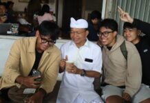 Kopi dan Be Guling Traktiran Gubernur Koster Disambut Antusias oleh Anak Muda Bali saat Rahina Tumpek Klurut Rahina Tumpek Klurut